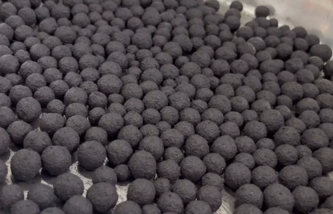 使用球團礦有機粘結劑對鋼鐵廠的生產效率有何影響？